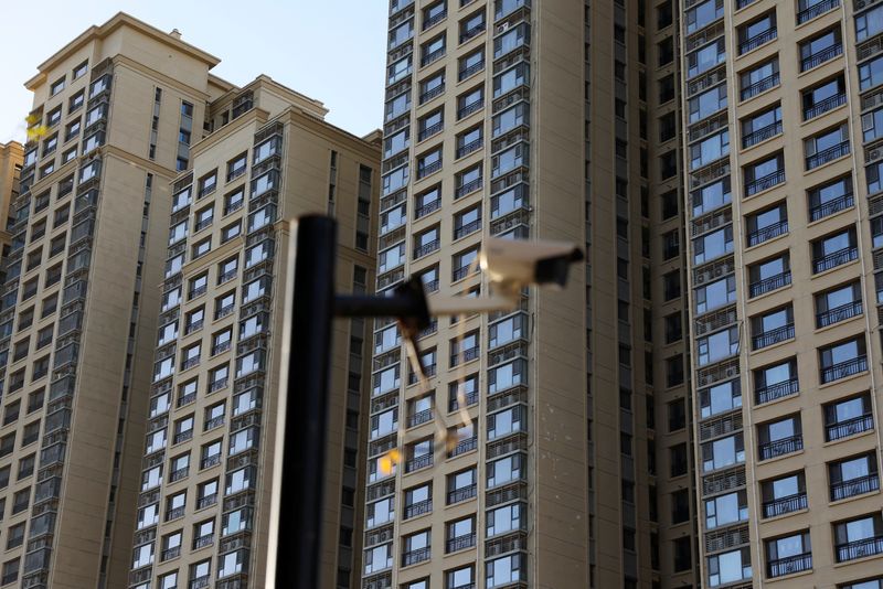 &copy; Reuters. FILE PHOTO: A surveillance camera is seen in front of residential buildings at an Evergrande residential complex in Beijing, China September 27, 2023. REUTERS/Florence Lo/File Photo