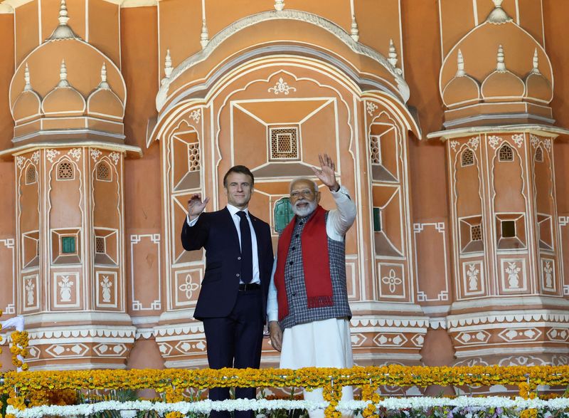 &copy; Reuters. 　１月２７日、インドとフランスは、ヘリコプターや潜水艦などインド軍向け防衛装備品の共同生産で合意した。インド政府が２６日に声明を発表した。写真はインドのモディ首相（写真右