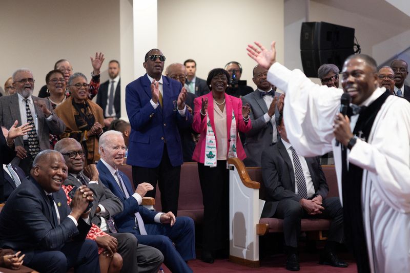 &copy; Reuters. 　１月２８日、バイデン米大統領は、大統領選の民主党候補指名レースで最初の予備選が２月３日に行われる南部サウスカロライナ州への訪問の最後に、黒人コミュニティーにある教会で行