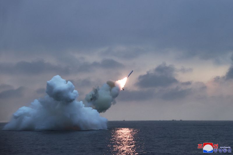 &copy; Reuters. مشهد يظهر إطلاق صواريخ كروز من غواصة في موقع غير معلوم بكوريا الشمالية يوم الأحد. صورة لرويترز من وكالة الأنباء المركزية الكورية. تستخدم الص