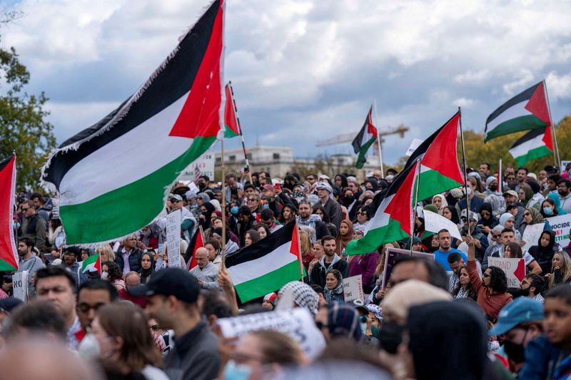 &copy; Reuters. أشخاص يرفعون أعلام فلسطينية خلال مظاهرة نظمها المسلمون الأمريكيون للمطالبة بوقف إطلاق النار في غزة قرب نصب واشنطن التذكاري يوم 21 أكتوبر تش