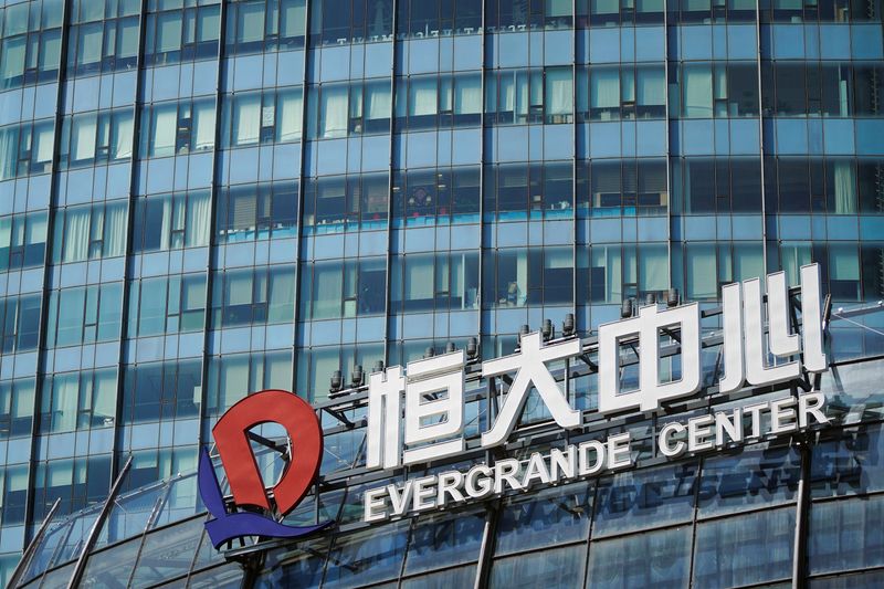 &copy; Reuters. Le logo du groupe China Evergrande sur le centre Evergrande à Shanghai, en Chine. /Photo prise le 22 septembre 2021/REUTERS/Aly Song