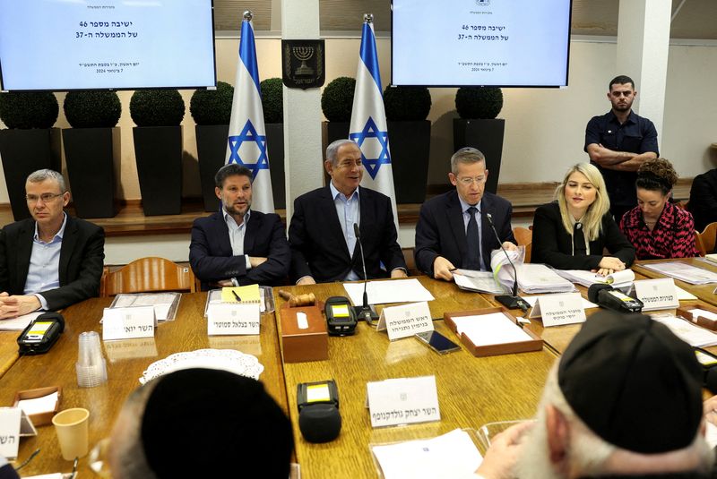 &copy; Reuters. FOTO DE ARCHIVO. El primer ministro israelí, Benjamin Netanyahu, habla durante la reunión semanal del gabinete en el Ministerio de Defensa en Tel Aviv, Israel. 7 de enero de 2024. REUTERS/Ronen Zvulun/Pool