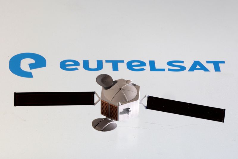 &copy; Reuters. Photo d'illustration de l'ancien logo d'Eutelsat, avec sa fusion avec OneWeb, et d'un modèle de satellite. /Photo prise le 4 avril 2022/REUTERS/Dado Ruvic