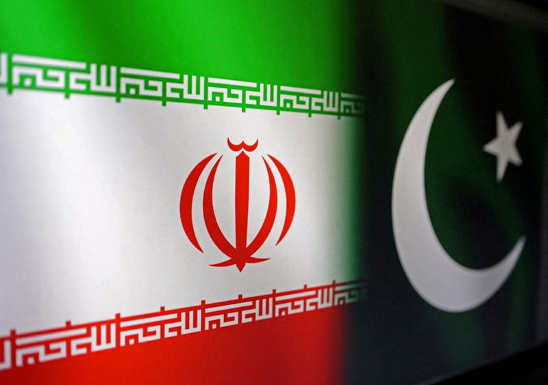 &copy; Reuters. العلمان الإيراني والباكستاني في صورة توضيحية التقطت يوم 18 يناير كانون الثاني 2024. تصوير: دادو روفيتش - رويترز.