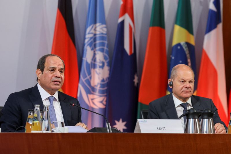 &copy; Reuters. المستشار الألماني أولاف شولتس والرئيس المصري عبد الفتاح السيسي في برلين بصورة من أرشيف رويترز.