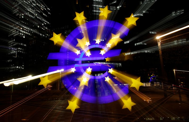 &copy; Reuters. FOTO DE ARCHIVO. El signo del euro frente a la antigua sede del Banco Central Europeo en Fráncfort, Alemania. 9 de abril de 2019. La imagen está tomada con una velocidad de obturación lenta mientras se hace zoom. REUTERS/Kai Pfaffenbach
