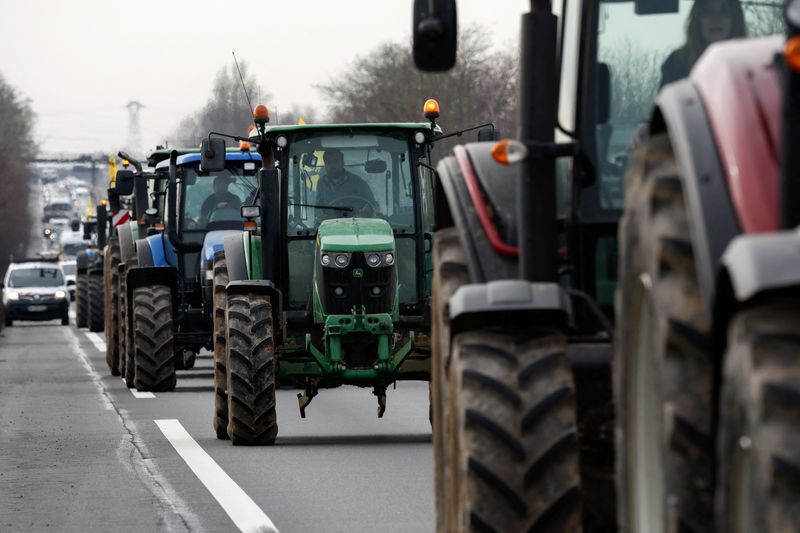 &copy; Reuters. Des agriculteurs français utilisent leurs tracteurs lors d'une opération de ralentissement près de l'aéroport Roissy Charles-de-Gaulle alors qu'ils protestent contre les pressions sur les prix, les taxes et les réglementations écologiques, des grief