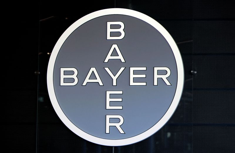 &copy; Reuters. Logo di Bayer a Leverkusen. 27 febbraio 2019. REUTERS/Wolfgang Rattay/File Photo