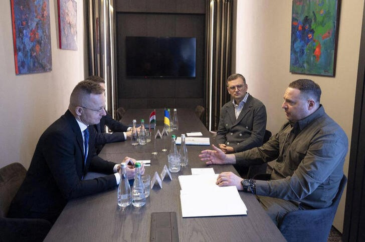 © Reuters. Ukrainian Foreign Minister Dmytro Kuleba and Head of the Office of the President of Ukraine Andriy Yermak meet Hungarian Minister of Foreign Affairs and Trade Peter Szijjarto, amid Russia's attack on Ukraine, in Uzhhorod, Ukraine January 29, 2024. Head of Ukraine's Presidential Office Andriy Yermak via Telegram/Handout via REUTERS 