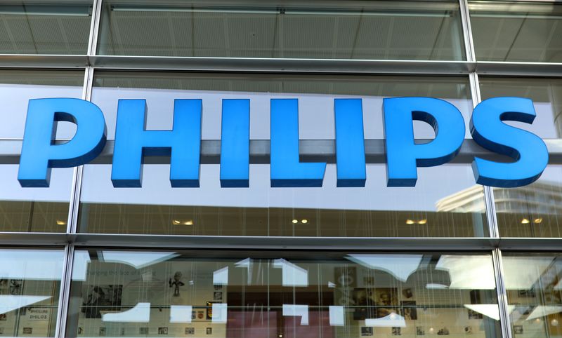 &copy; Reuters. Photo d'archives du logo de l'entreprise néerlandaise Philips, vu sur son siège social à Amsterdam, Pays-Bas. /Photo prise le 29 janvier 2019/REUTERS/Eva Plevier