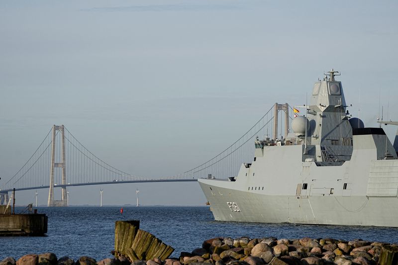 &copy; Reuters. الفرقاطة الدنمركية إيفر هويتفيلت لدى إبحارها متجهة إلى خليج عدن من قاعدة كورسور البحرية في الدنمرك يوم الاثنين. صورة لرويترز. (يحظر استخدام 