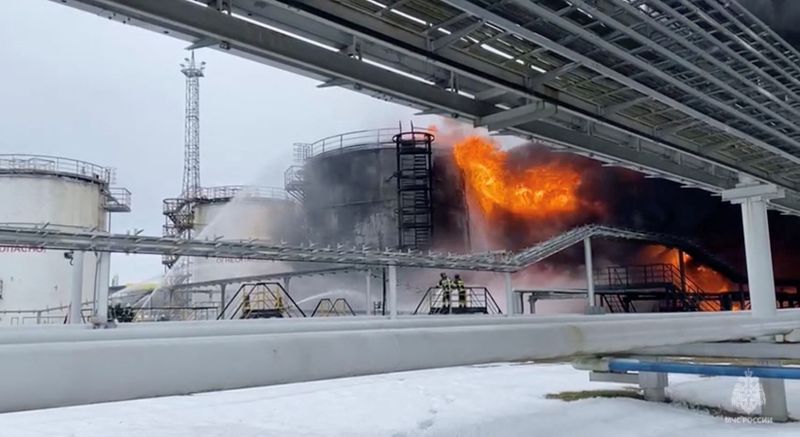 &copy; Reuters. Image tirée d'une vidéo montrant des pompiers éteignant des réservoirs de pétrole dans une installation de stockage qui, selon les autorités locales, a pris feu après que l'armée a abattu un drone ukrainien, dans la ville de Klintsy, dans la régi
