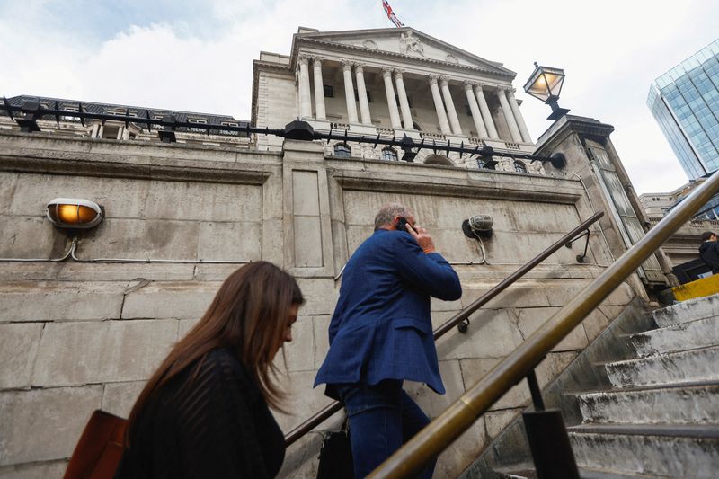 &copy; Reuters. FILE PHOTO: People walk outside the Bank of England in London, Britain, September 21, 2023. REUTERS/Peter Nicholls/File Photo