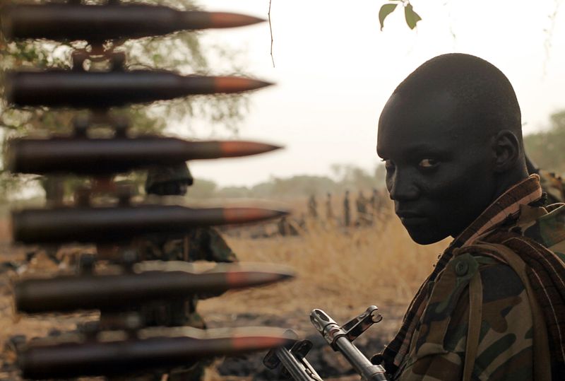 &copy; Reuters. Un soldat de l'armée du Soudan du Sud assis dans un camion sur la ligne de front à Panakuach, dans l'État d'Unity. /Photo prise le 24 avril 2012/REUTERS/Goran Tomasevic