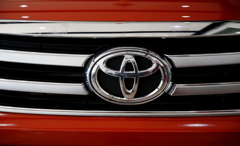 &copy; Reuters. Le logo de la société Toyota Motors représenté sur un pick-up Hilux chez son concessionnaire Toyota Bicutan à Paranaque, Metro Manila, Philippines. /Photo prise le 16 juin 2016/REUTERS/Erik De Castro
