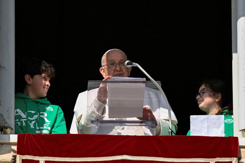 &copy; Reuters. البابا فرنسيس في الفاتيكان يوم الأحد. صورة لرويترز من المكتب الإعلامي للفاتيكان.