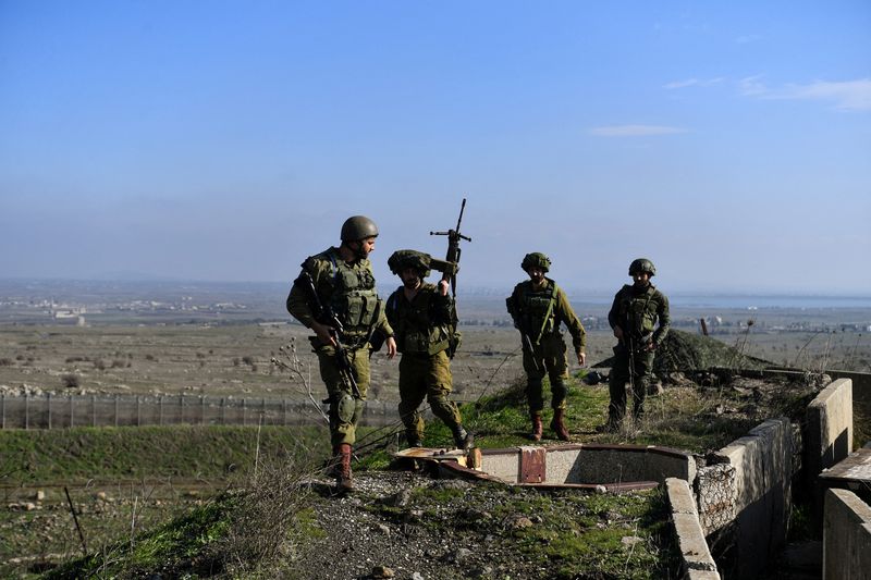 &copy; Reuters. Les soldats israéliens opèrent sur le plateau du Golan occupé par Israël, près de la frontière avec la Syrie. /Photo prise le 28 décembre 2023/Reuters Gil Eliyahu
