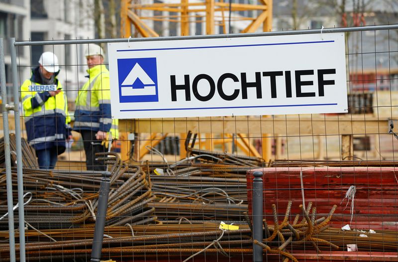 &copy; Reuters. FOTO DE ARCHIVO. Trabajadores de la constructora alemana Hochtief junto al logo de la empresa en una obra en Essen, Alemania. 8 de marzo de 2016. REUTERS/Wolfgang Rattay