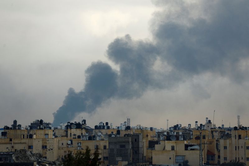 &copy; Reuters. دخان يتصاعد خلال هجوم بري إسرائيلي في خان يونس كما يظهر من رفح جنوب قطاع غزة يوم الاثنين. تصوير: محمد سالم - رويترز.
