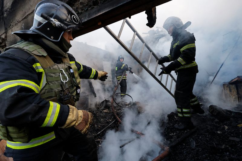 &copy; Reuters. رجال الإطفاء خلال عمليات الإطفاء وسط حطام مبنى مدمر في منطقة سكنية تعرضت في هجمات صاروخية أوكرانية على مدينة دونيتسك التي تسيطر عليها روسيا