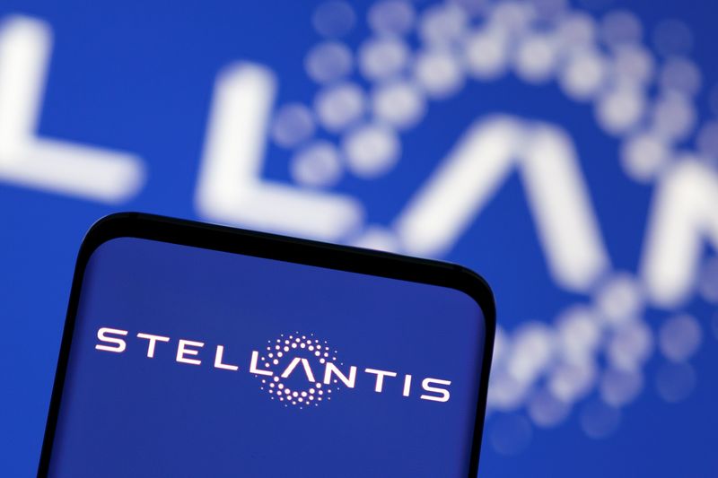 &copy; Reuters. Il logo Stellantis su uno smartphone. REUTERS/Dado Ruvic/