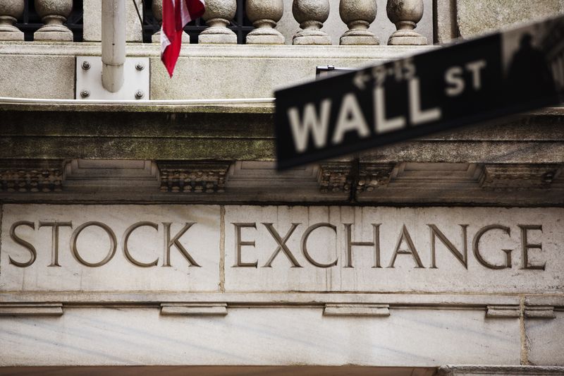 &copy; Reuters. Un panneau de Wall Street devant la Bourse de New York. /Photo prise le 8 mai 2013/REUTERS/Lucas Jackson