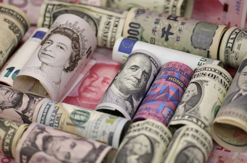 &copy; Reuters. Euro, dollaro di Hong Kong, dollaro statunitense, yen giapponese, sterlina britannica e banconote cinesi da 100 yuan in un'immagine scattata il 21 gennaio 2016. REUTERS/Jason Lee/Illustrazione/File Photo