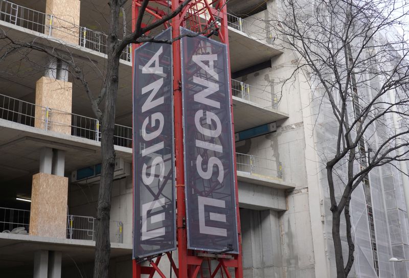 &copy; Reuters. Il logo di Signa Holding su una gru accanto a un cantiere a Vienna, Austria, 5 gennaio 2024. REUTERS/Leonhard Foeger/File Photo