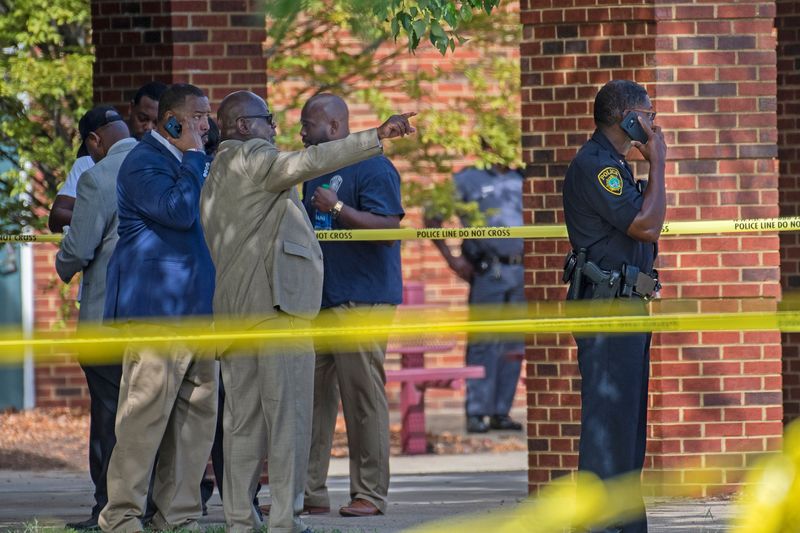 &copy; Reuters. Foto de archivo ilustrativa de agentes de la policía tras u tiroteo en la Heritage High School de Newport, Virginia
 Sept 20, 2021.  REUTERS/Jay Paul/
