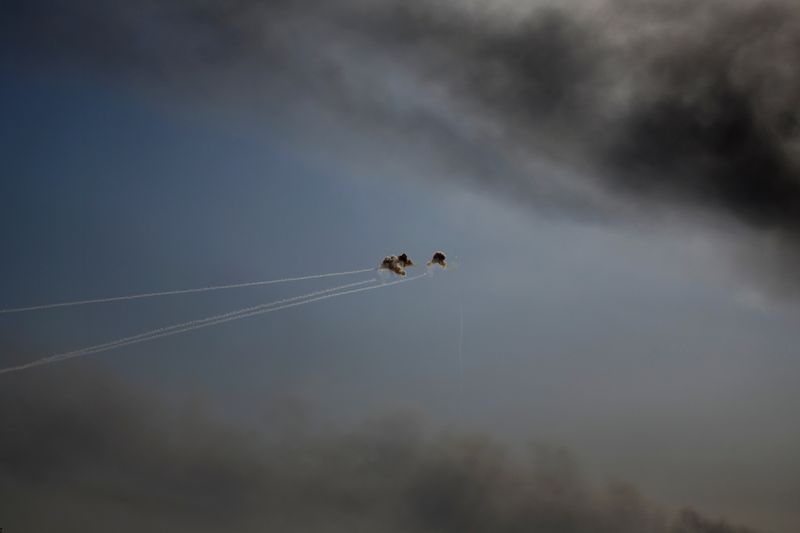 © Reuters. منظومة القبة الحديدية الإسرائيلية تعترض صواريخ أطلقت من قطاع غزة كما يظهر من جنوب إسرائيل يوم 21 يناير كانون الثاني 2024. تصوير: رونين زفولون - رويترز.