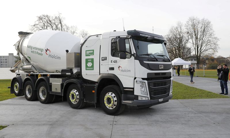 &copy; Reuters. FILE PHOTO: An electric-powered Futuricum E425 concrete mixer truck of Swiss cement maker Holcim is shown during the Holcim Capital Markets Day event in Basel, Switzerland, November 18, 2021. REUTERS/Arnd Wiegmann/File Photo