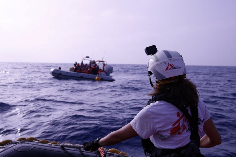 &copy; Reuters. Imagen de archivo obtenida por Reuters, el 12 de octubre de 2023 muestra un barco de rescate de Médicos Sin Fronteras (MSF) cerca de un bote de goma que transporta migrantes de Oriente Medio y África, en el Mar Mediterráneo, el 24 de junio de 2023. MSF