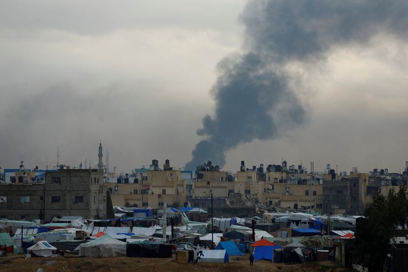 &copy; Reuters. دخان يتصاعد خلال هجوم بري إسرائيلي في خان يونس كما يظهر من رفح في جنوب قطاع غزة يوم الاثنين. تصوير: محمد سالم - رويترز.