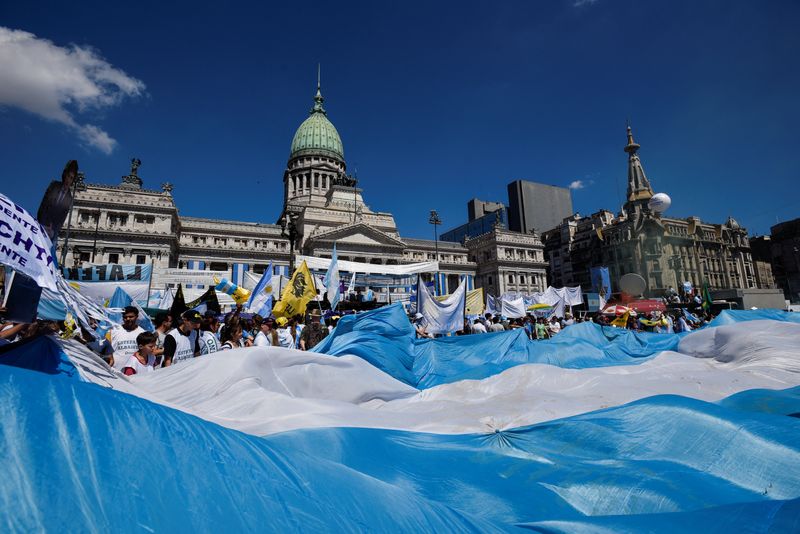 © Reuters. Supporters of Argentina's President-elect Javier Milei gather outside the National Congress, on the day of his swearing-in ceremony, in Buenos Aires, Argentina December 10, 2023. REUTERS/Martin Cossarini