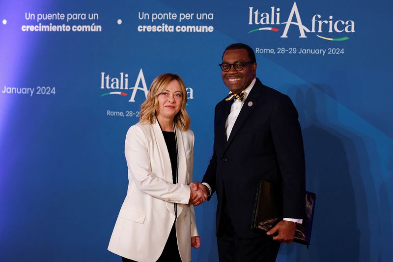 &copy; Reuters. Giorgia Meloni rencontre le président de la Banque africaine de développement Akinwumi Adesina à l'intérieur du Palais Madama (Sénat) alors que l'Italie accueille le sommet Italie-Afrique à Rome, Italie. /Photo prise le 29 janvier 2024/REUTERS/Remo 
