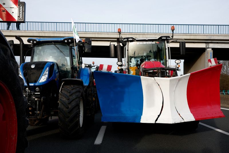 &copy; Reuters. A vehicle partly painted in the colours of the French national flag stands on the A1 highway during a protest over price pressures, taxes and green regulation, grievances shared by farmers across Europe, in Chennevieres-les-Louvres, near Paris, France, Ja