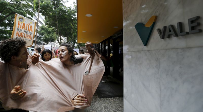 &copy; Reuters. Activistas medioambientales actúan durante una protesta frente a la sede de la minera brasileña Vale SA en el centro de Río de Janeiro, Brasil, 16 de noviembre de 2015. REUTERS/Sergio Moraes/Foto de archivo