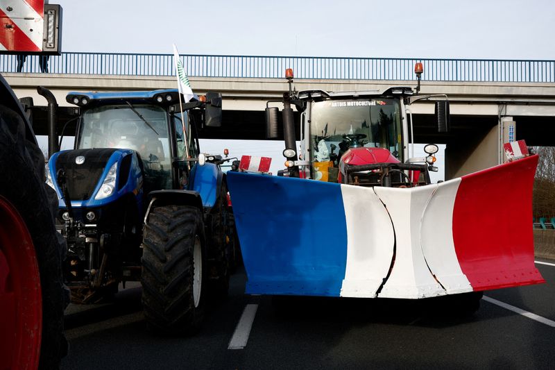© Reuters. Veículo pintado com as cores da bandeira da França durante protesto perto de Paris, França
29/01/2024
REUTERS/Benoit Tessier