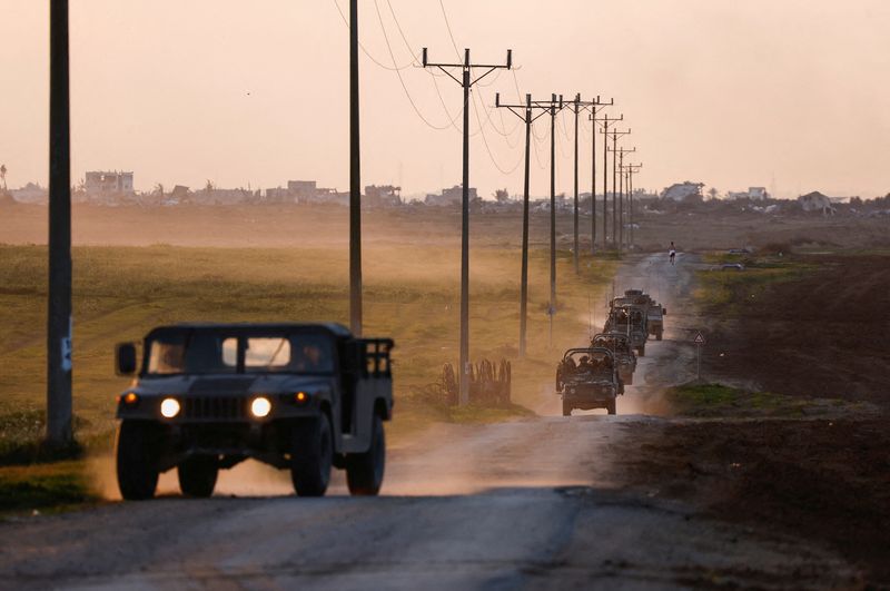 © Reuters. رتل عسكري على الحدود بين إسرائيل وغزة يوم 25 يناير كانون الثاني 2024. تصوير: عامير كوهين- رويترز.