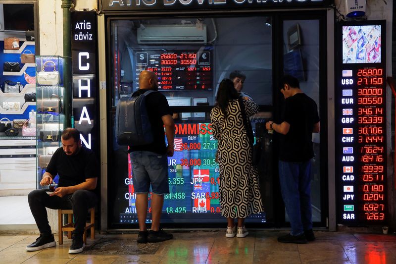 &copy; Reuters. People visit a currency exchange office in Istanbul, Turkey July 18, 2023. REUTERS/Dilara Senkaya/File Photo