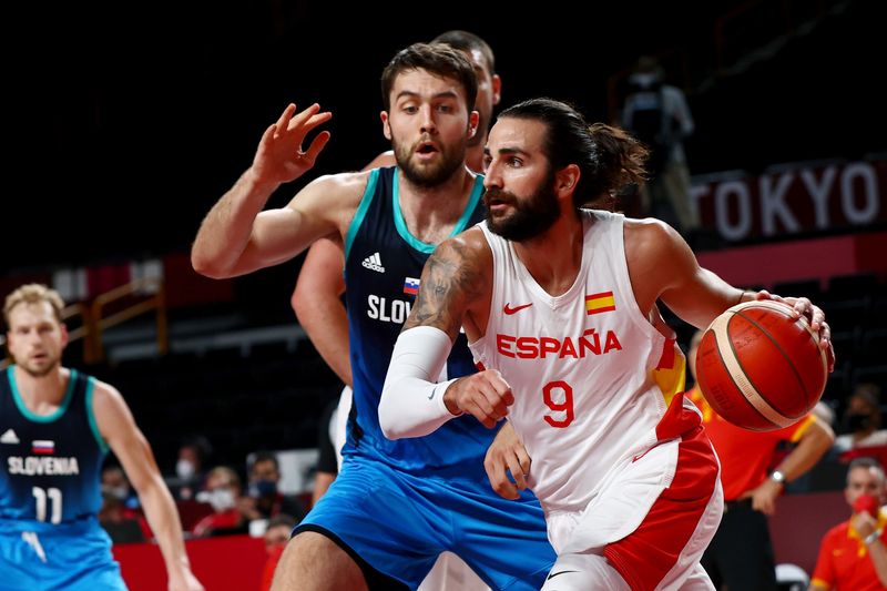 &copy; Reuters. 　スペインのバスケットボールチーム、ＦＣバルセロナは２９日、メンタルヘルスの問題解決に取り組んでいたリッキー・ルビオ（手前）が３０日から練習に参加すると発表した。埼玉で２