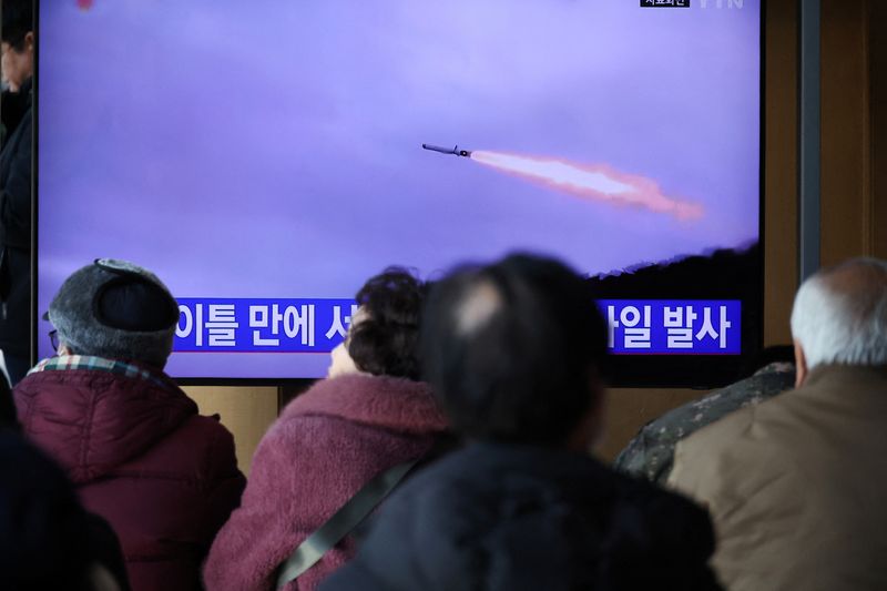 © Reuters. People watch a TV broadcasting a news report on North Korea firing multiple unidentified cruise missiles into the sea off its west coast, at a railway station in Seoul, South Korea, January 30, 2024.  REUTERS/Kim Hong-Ji