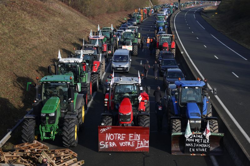 &copy; Reuters. 　フランス全土で２９日、インフレや安価な輸入品、生活支援への対応を求めて政府に圧力をかけるため農家が高速道路をトラクターの長い列で封鎖し、猛烈な怒りを表明した。写真はフラ