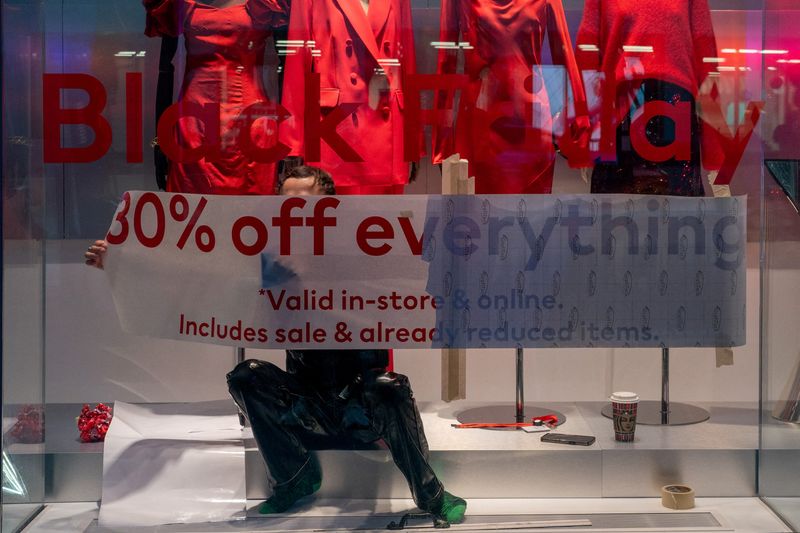 &copy; Reuters. FILE PHOTO: A person places a sale sign at H&M during Black Friday in Manhattan in New York City, New York, U.S., November 24, 2023. REUTERS/David Dee Delgado/File Photo