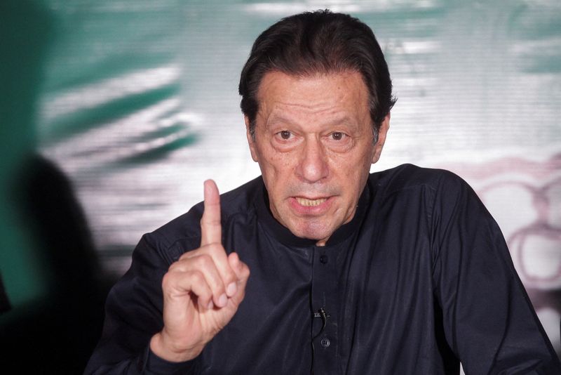 © Reuters. رئيس الوزراء الباكستاني السابق عمران خان خلال حديثه إلى وسائل الإعلام بمقر إقامته في لاهور يوم 18 مايو أيار 2023. تصوير: محسن رضا - رويترز.