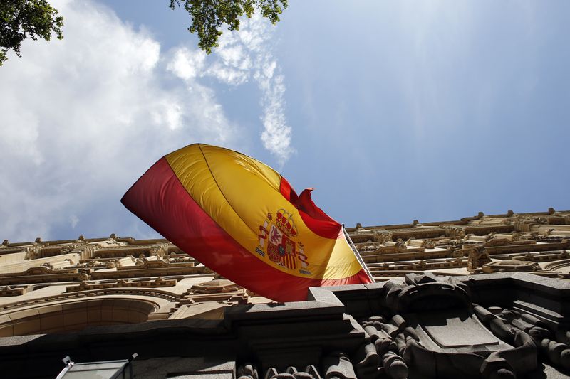&copy; Reuters. Bandiera spagnola a Madrid, 28 maggio 2012.  REUTERS/Juan Medina (SPAIN - Tags: SOCIETY MILITARY MARITIME)
