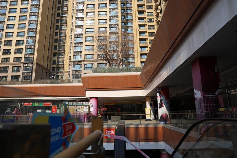 &copy; Reuters. FILE PHOTO: A general view of the residential buildings next to the Evergrande City Plaza, after a court ordered the liquidation of property developer China Evergrande Group, in Beijing, China January 29, 2024. REUTERS/Florence Lo/File Photo
