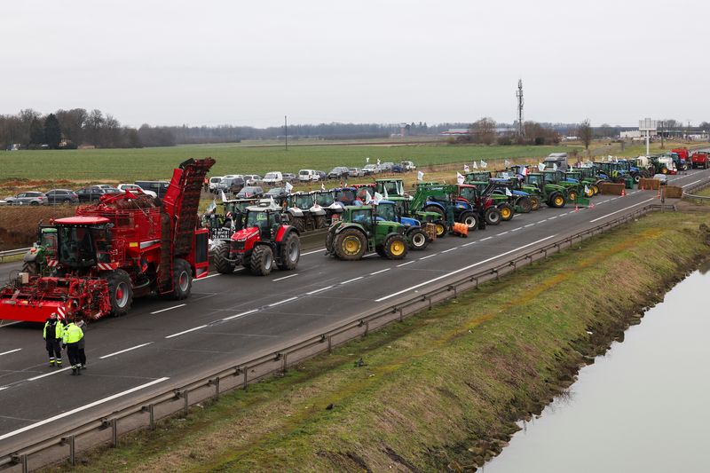 &copy; Reuters. Des véhicules sont alignés lors d'un blocage par des agriculteurs sur l'autoroute A4 pour protester contre les pressions sur les prix, les taxes et les réglementations écologiques, des griefs partagés par les agriculteurs à travers l'Europe, à Joss