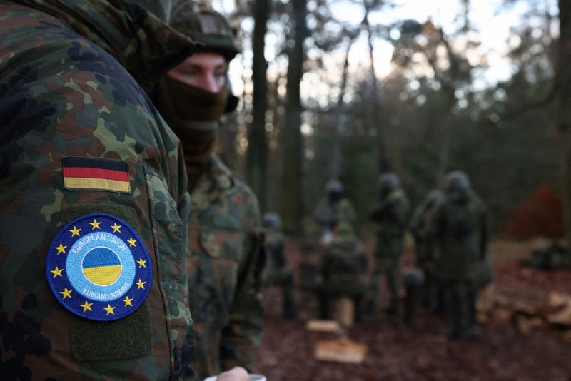 &copy; Reuters. FOTO DE ARCHIVO: El logotipo de la Misión de Asistencia Militar de la UE en apoyo de Ucrania y la bandera nacional de Alemania en al uniforme de un soldado durante el entrenamiento de soldados ucranianos en el área de entrenamiento especial multinaciona